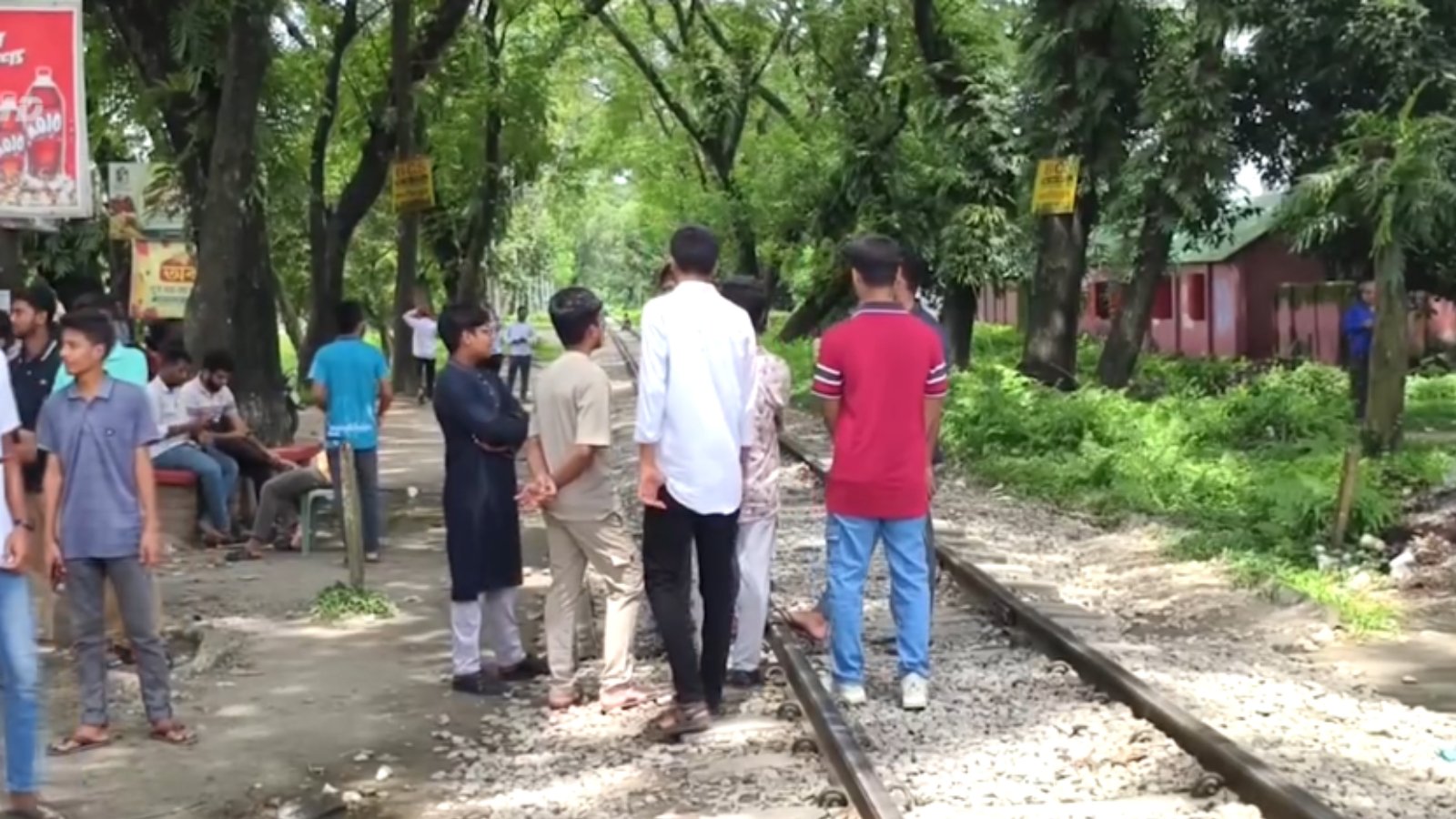 বাকৃবিতে ছয়দফা দাবিতে পুনরায় রেলপথ অবরোধ করলেন শিক্ষার্থীরা