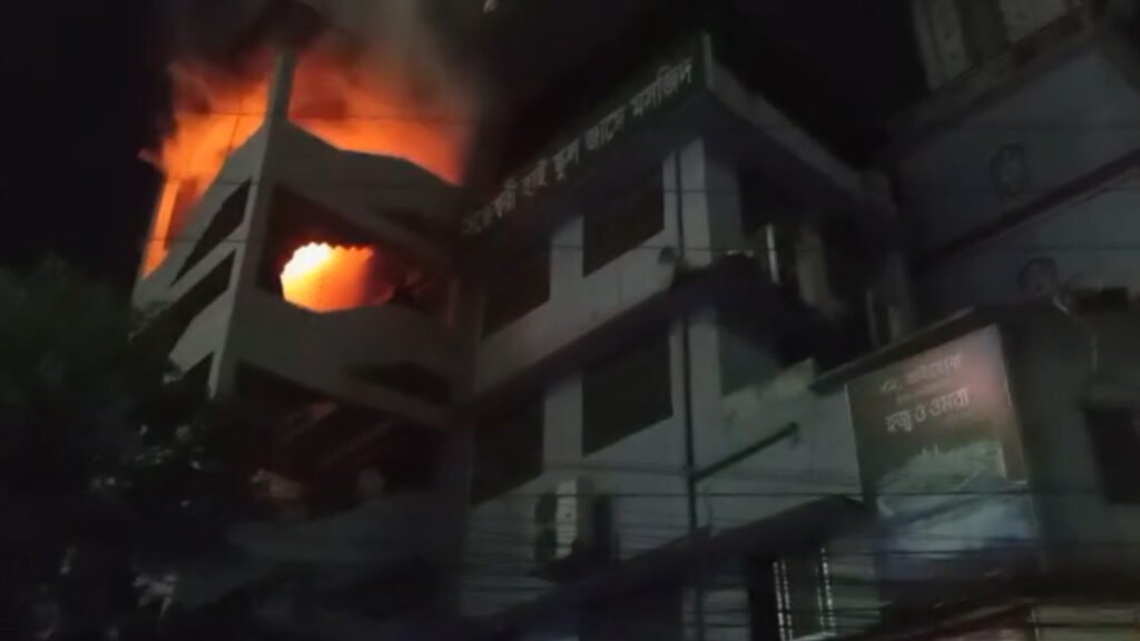 রাজধানীর মৌচাকে মসজিদে অগ্নিকাণ্ড, ঘটনাস্থলে ফায়ার সার্ভিস