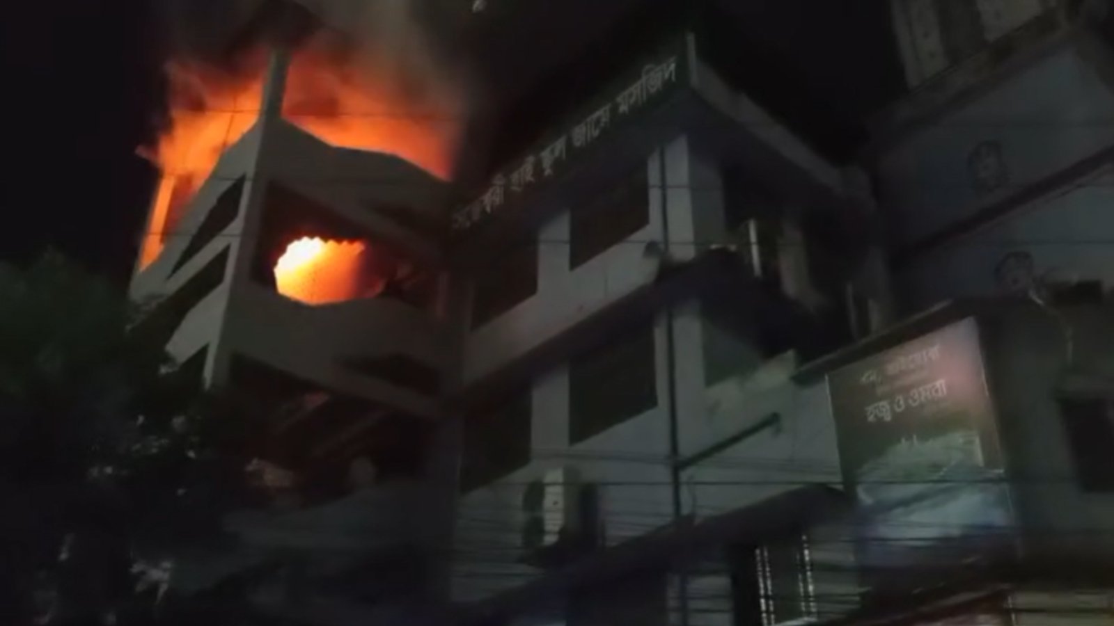 রাজধানীর মৌচাকে মসজিদে অগ্নিকাণ্ড, ঘটনাস্থলে ফায়ার সার্ভিস