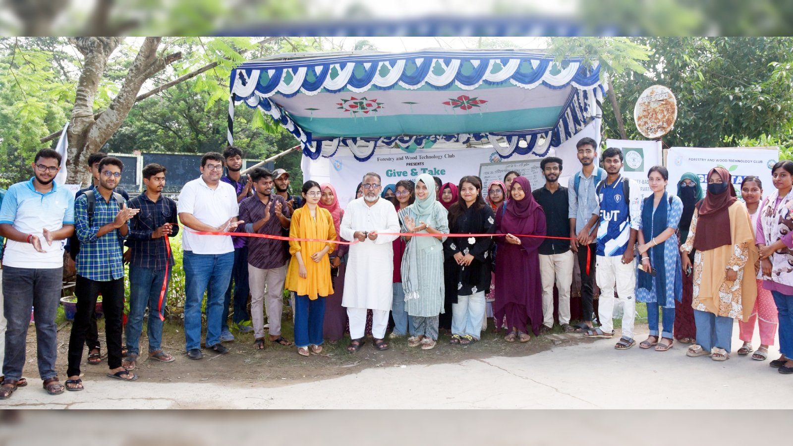 প্লাস্টিক বোতল দাও, গাছের চারা নাও: খুলনা বিশ্ববিদ্যালয়ে পরিবেশবান্ধব উদ্যোগ