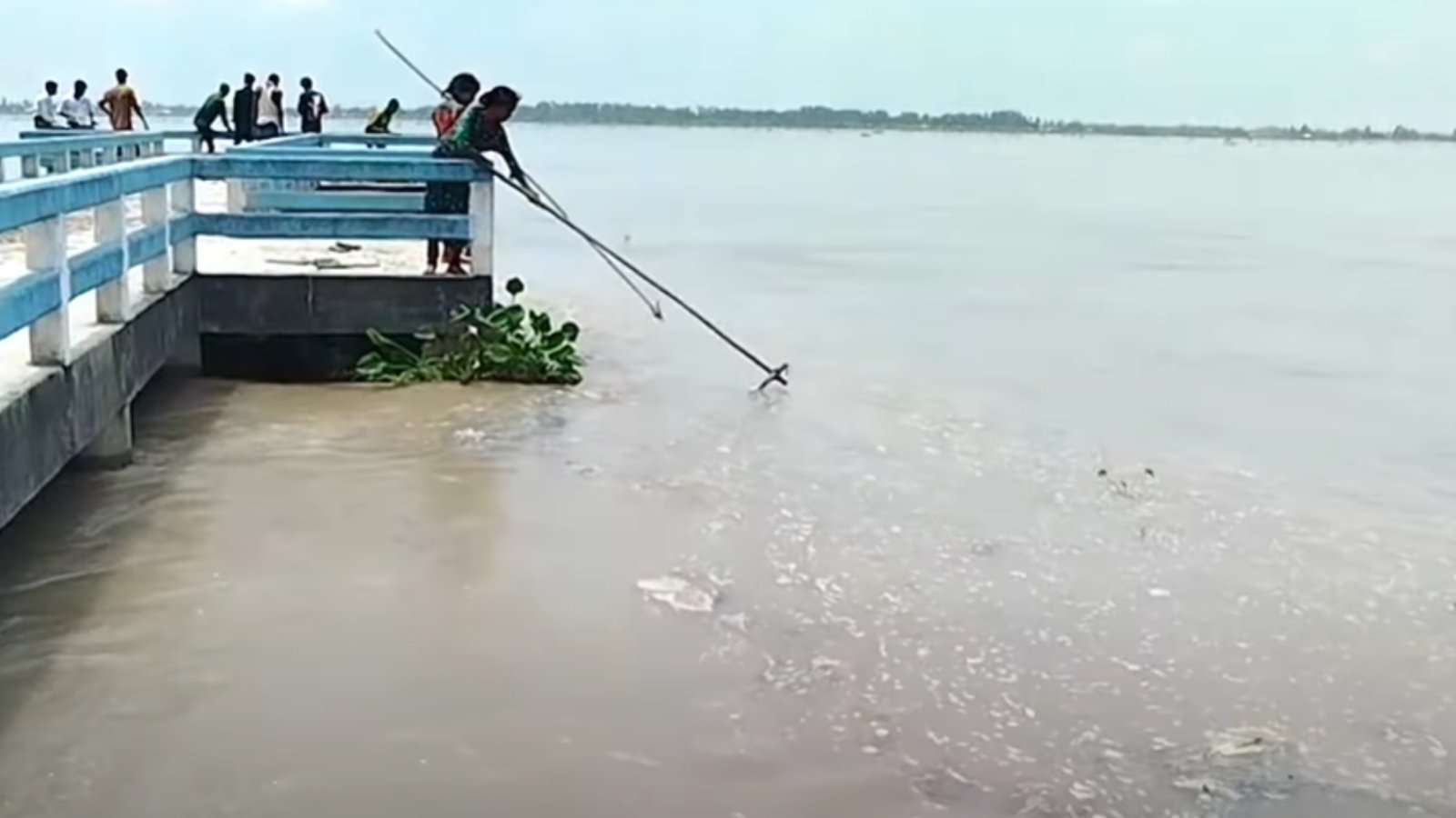 বন্যা আতঙ্কে তিস্তাপাড়ের মানুষ, খুলে দেওয়া হয়েছে ৪৪ জলকপাট