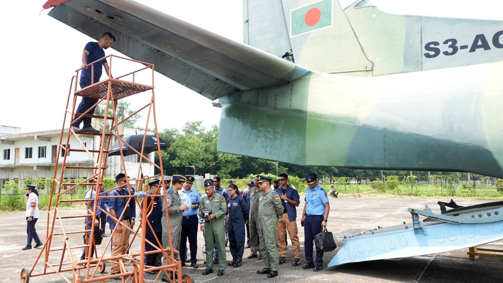 বিমান বাহিনী ঘাঁটি জহুরুল হক পরিদর্শন করলেন বিমান বাহিনী প্রধান