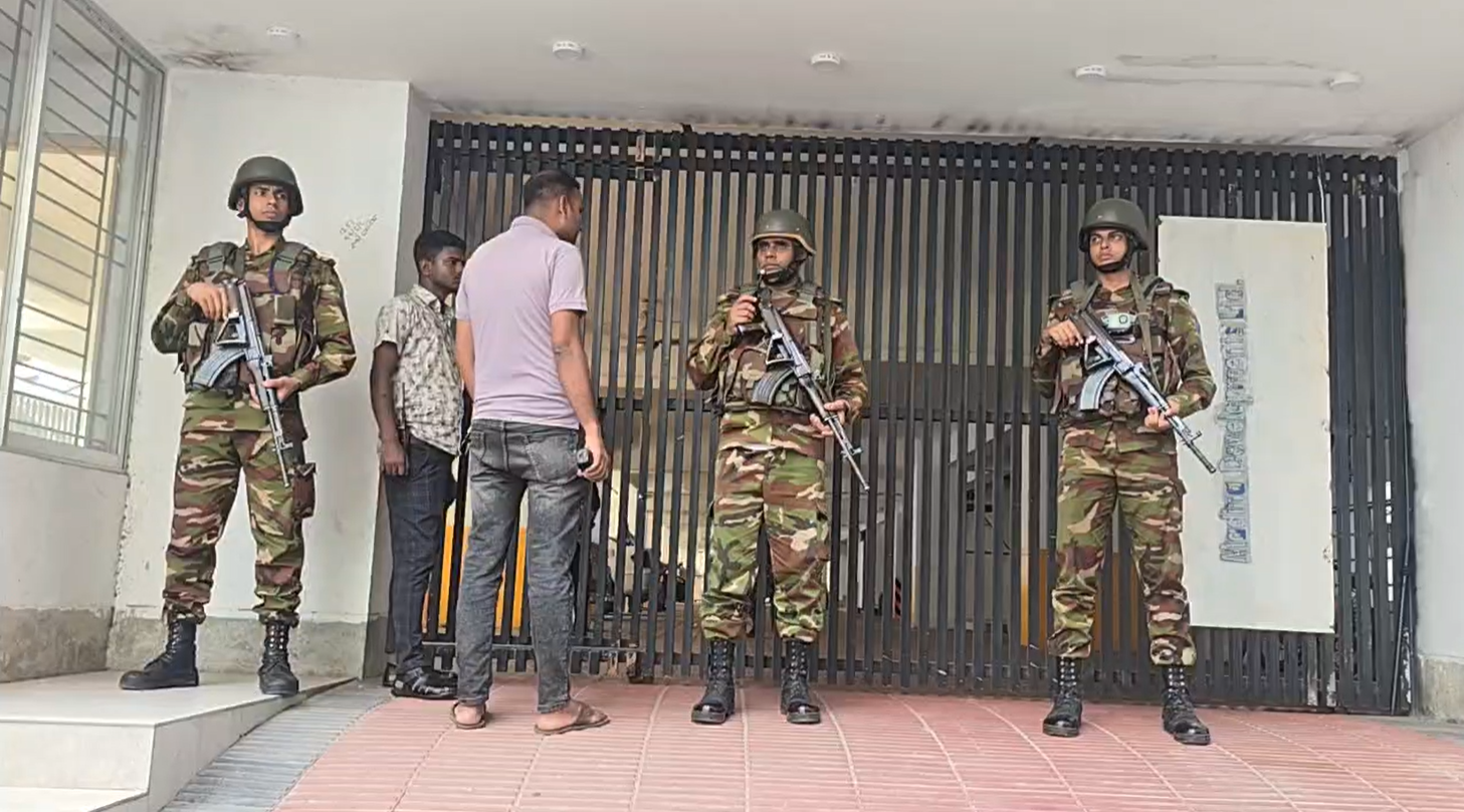 হাজী সেলিমের বাসভবনে যৌথবাহিনীর অভিযান, আন্ডারগ্রাউন্ড থেকে ৬ বিলাসবহুল গাড়ি উদ্ধার