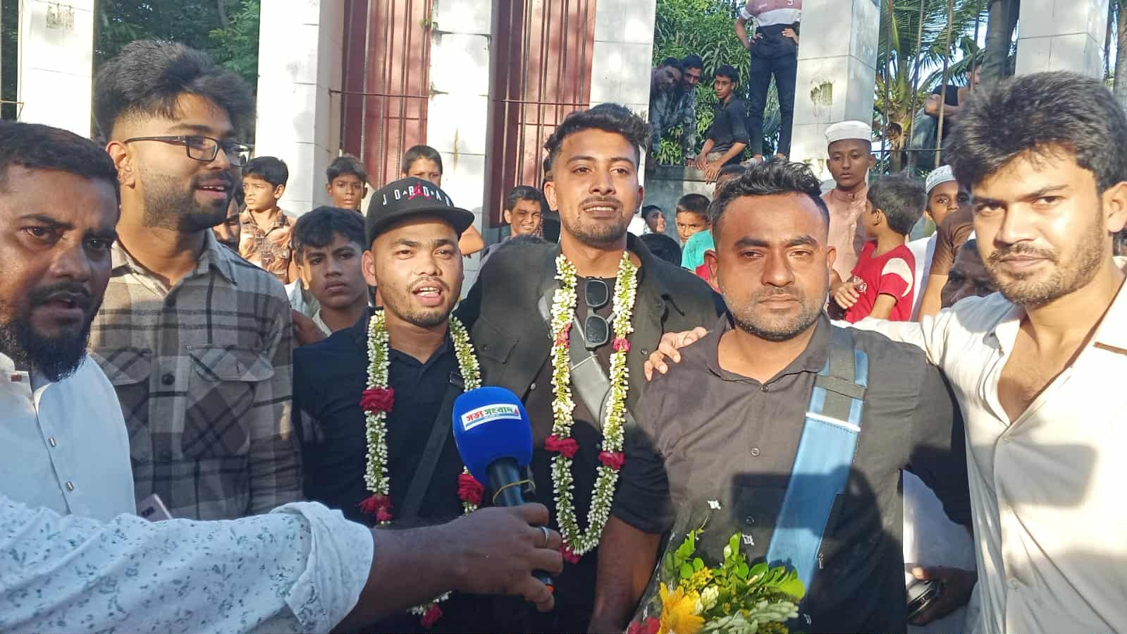 মা - বাবার স্বপ্ন পূরণে হেলিকপ্টারে চড়ে চার বন্ধু মিলে সাইপ্রাস থেকে হাইমচরে।