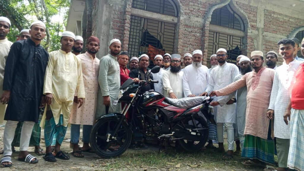 ২৩ বছর ইমামতি করে মুসল্লিদের কাছ থেকে মোটরসাইকেল উপহার পেলেন ইমাম সাহেব