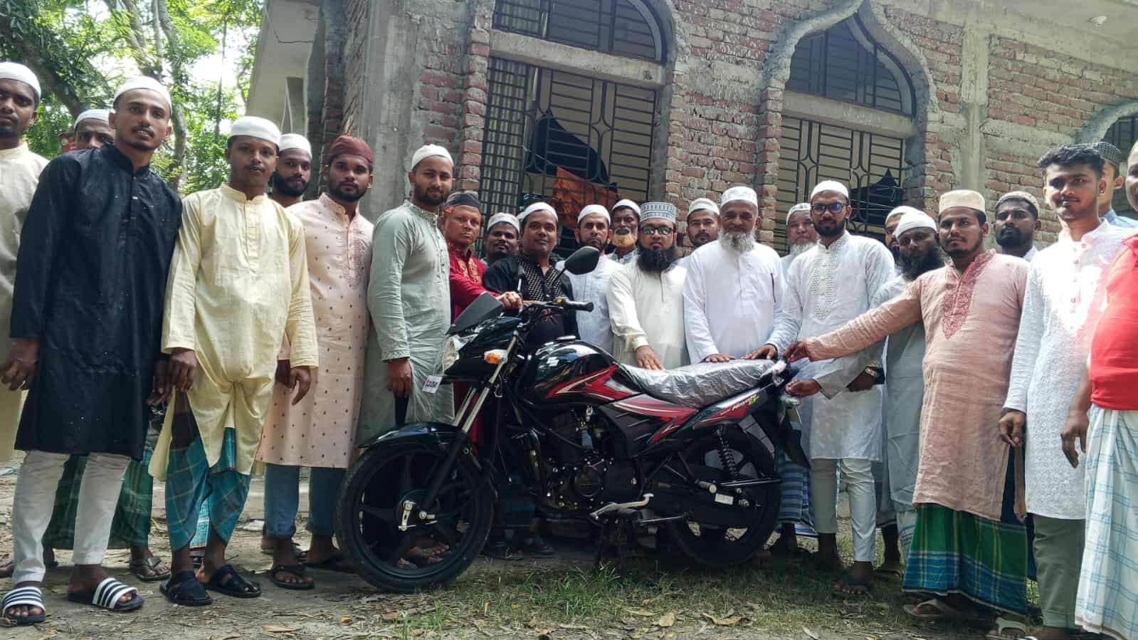 ২৩ বছর ইমামতি করে মুসল্লিদের কাছ থেকে মোটরসাইকেল উপহার পেলেন ইমাম সাহেব