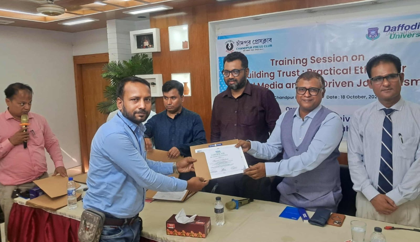 সাংবাদিকতায় দক্ষতা উন্নয়নে প্রশিক্ষণ শেষে সনদ গ্রহণ করলেন শিমুল অধিকারী সুমন।