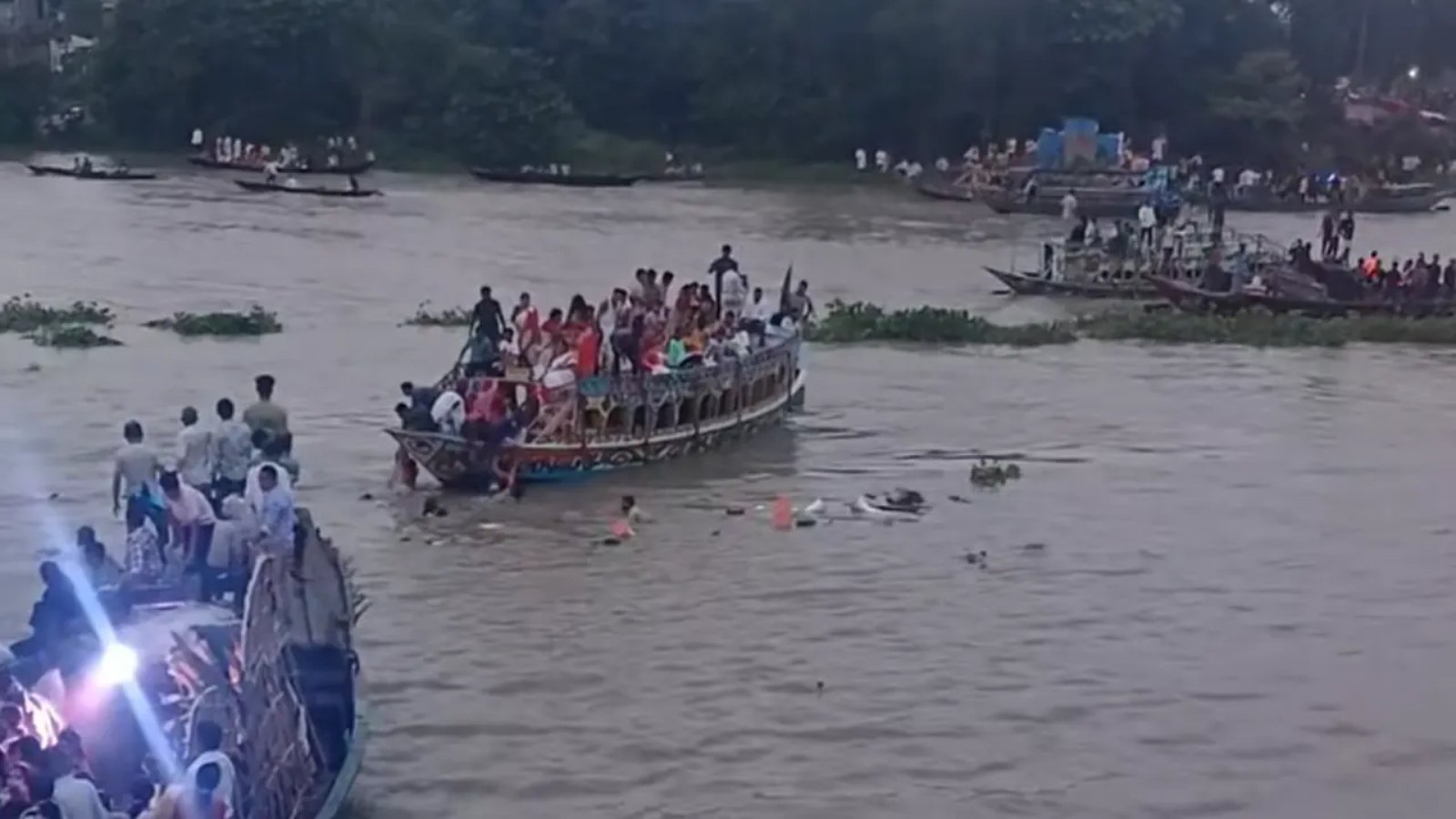 গাজীপুরে প্রতিমা বিসর্জনের সময় নৌকাডুবি, নিখোঁজ দুই শিশু