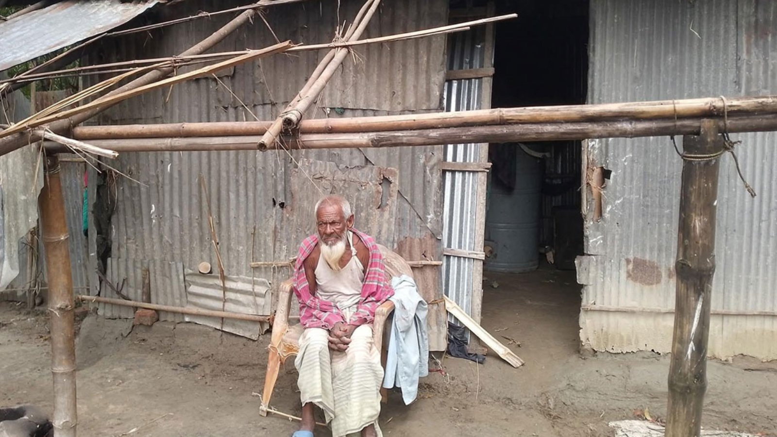 গাইবান্ধায় ১ হাজার টাকার জন্য বৃদ্ধের ঘরের চাল খুলে নিল পাওনাদার