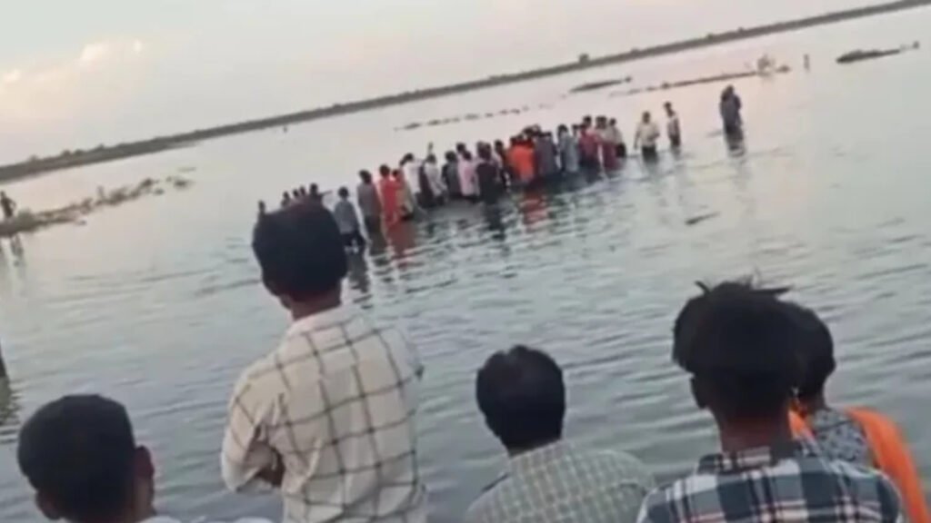 ভারতের মধ্যপ্রদেশে দুর্গাপ্রতিমা বিসর্জনের সময় ট্রলি দুর্ঘটনায় নিহত ১৩