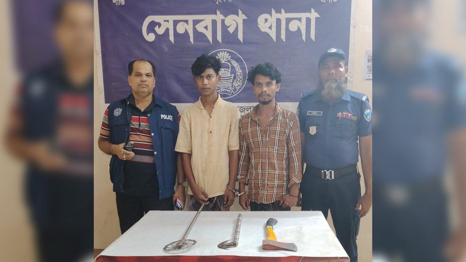 সেনবাগে কিশোর গ্যাং বিরোধী অভিযানে দেশীয় অস্ত্র সহ দুই জন আটক
