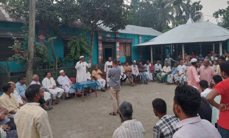 অগ্নিকাণ্ড ক্ষতিগ্রস্ত স্বনাতন ধর্মীয় পরিবারের পাশে জামায়াত নেতা ওবায়দুল্লাহ সালাফি।
