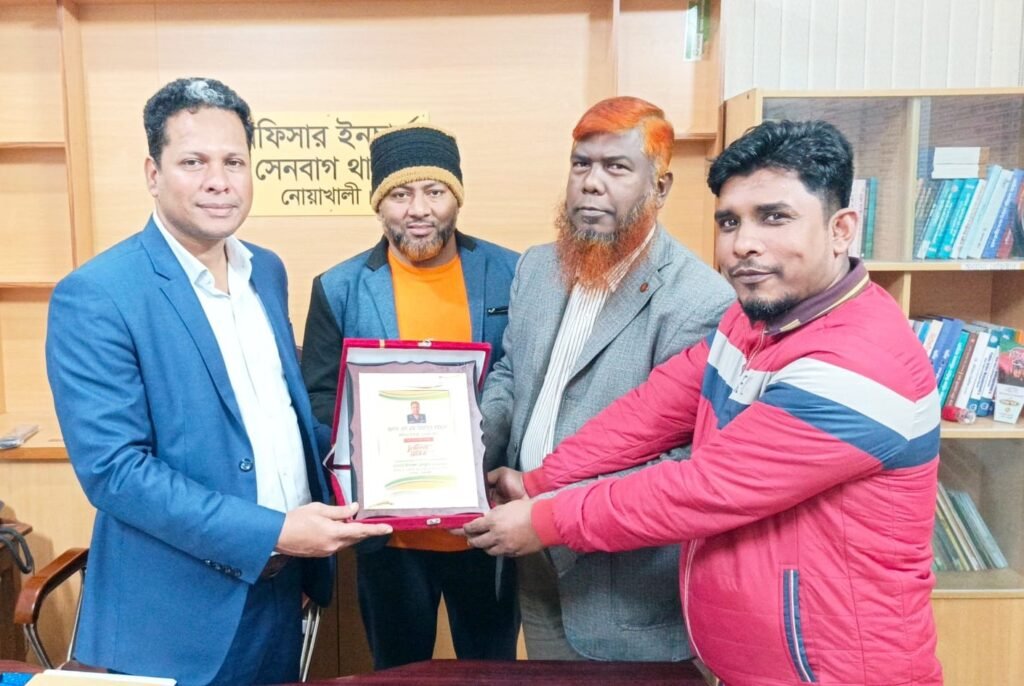 সেনবাগবাসীর হৃদয়ে জায়গা করে নেওয়া ওসি মিজানুর রহমানকে চোখ ভিজিয়ে বিদায়, প্রেসক্লাবের ক্রেস্টে সম্মাননা।