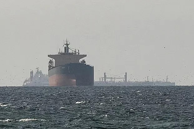 ইরান যুদ্ধে অর্থনৈতিক ধাক্কার মধ্যে বিশ্বজুড়ে মুনাফা করল কারা ।