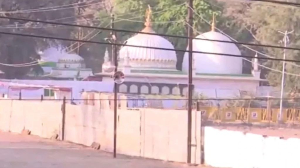ঐতিহাসিক কামাল মওলা মসজিদকে মন্দির ঘোষণা করছেন ভারতে।