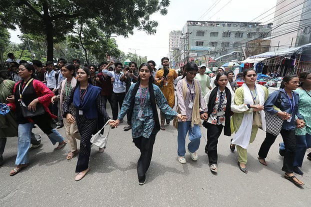 ঢাকা ও চট্টগ্রামসহ দেশের ১৩টি জেলায় শিক্ষার্থীদের প্রতিবাদ কর্মসূচি অনুষ্ঠিত হয়েছে।
