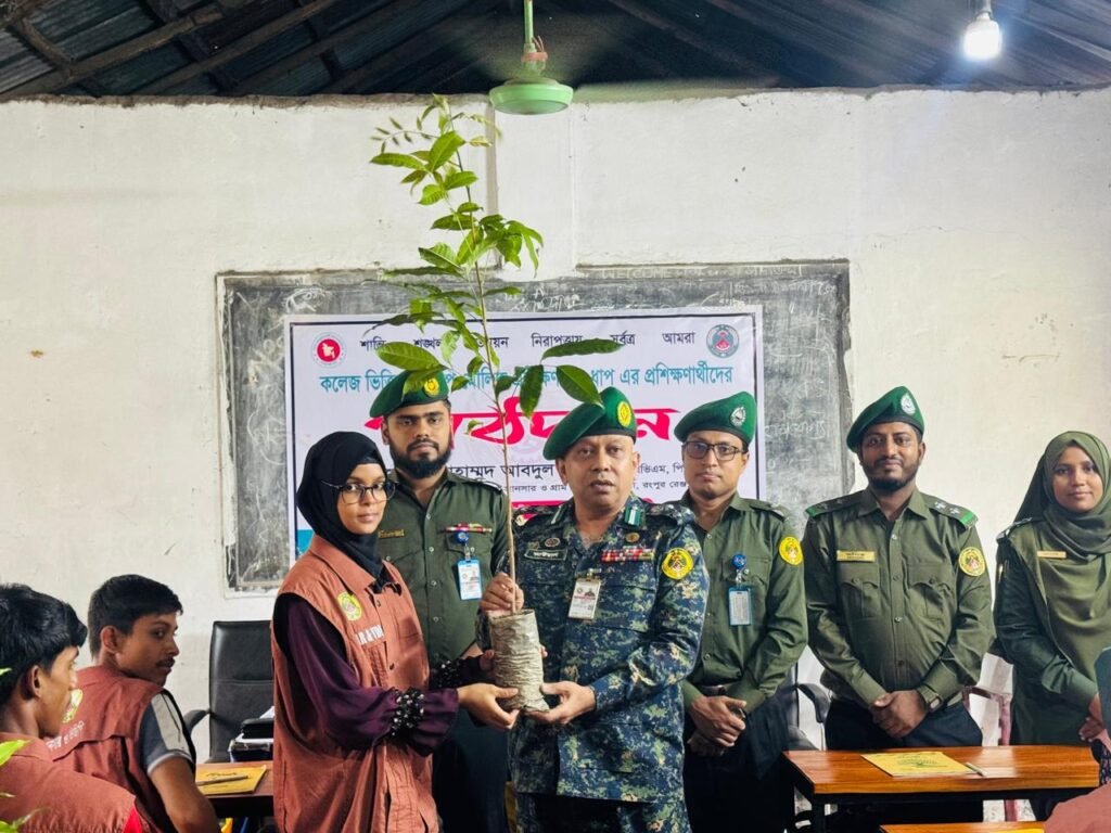 ডিমলায় ভিডিপির কলেজভিত্তিক প্রশিক্ষণ কর্মসূচি: পাঠদানের পাশাপাশি পরিবেশ রক্ষায় গাছের চারা বিতরণ